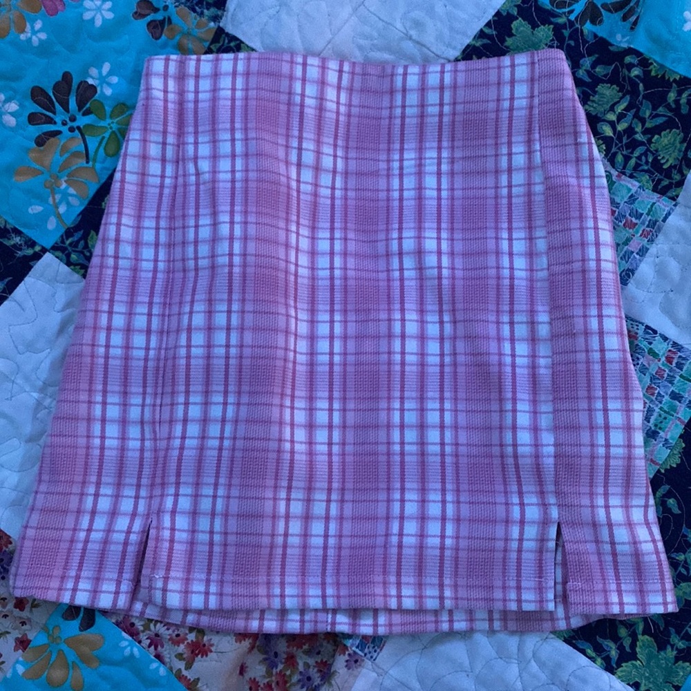 baby pink and white patterned mini skirt!